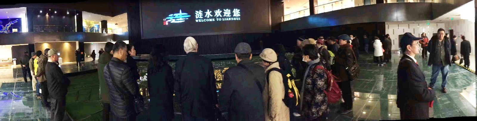 8 漣水規(guī)劃館人頭涌動，外來客商來館參觀考察.jpg